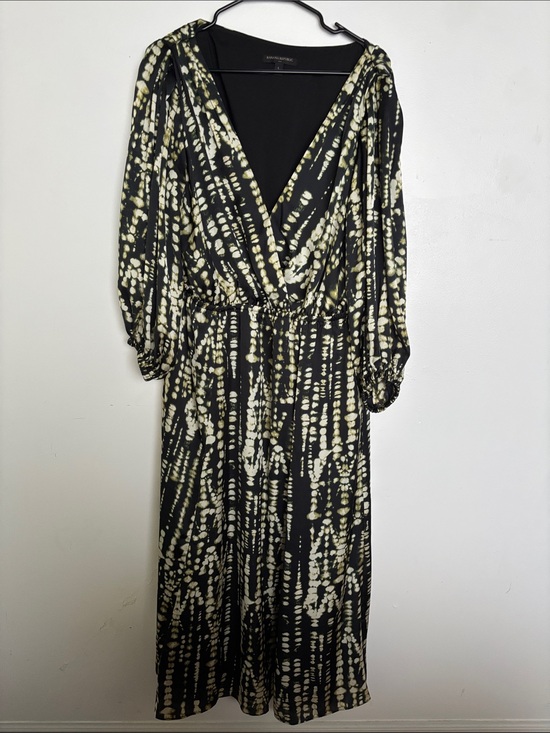 Banana Republic Dresses & Skirts - Banana Republic Black and Cream Patterned Wrap Midi Dress